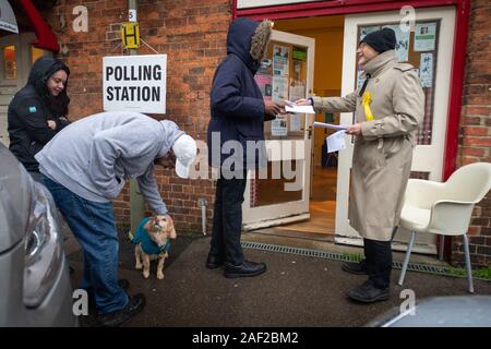 Oxford, Oxfordshire, UK. 12 December, 2019. General Election: Dogs at Polling Stations. Roxie, a collie cross waits for her owner to cast their vote in Jericho, Oxford.  This historic December election brings voters out in the early morning rain. Cold, damp weather crosses the country with some areas forecast for snow. Credit: Sidney Bruere/Alamy Live News Stock Photo