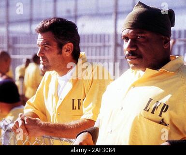 GEORGE CLOONEY and VING RHAMES in OUT OF SIGHT (1998), directed by STEVEN SODERBERGH. Credit: UNIVERSAL PICTURES / Album Stock Photo