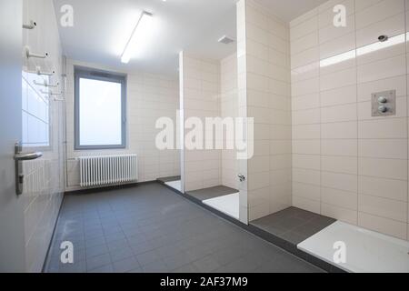 12 December 2019, Schleswig-Holstein, Norderstedt: View into the shower room of a residential group with individual detention rooms in the new building house 3 during a press tour in the correctional facility Glasmoor. In almost two years of construction, a new building with 108 modern individual detention rooms for open execution was erected on the grounds of the prison. Photo: Christian Charisius/dpa Stock Photo