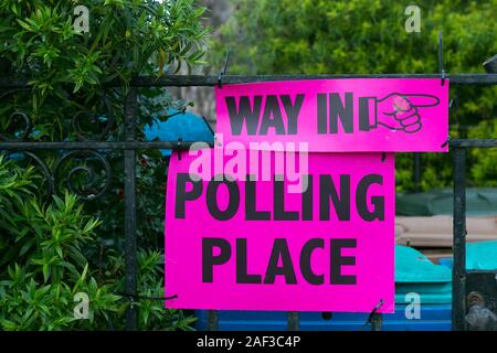 Edinburgh, Scotland, 12th December 2019. A sign directs voters into a polling station at the UK's winter General Election. Credit: Brian Wilson/Alamy Live News. Stock Photo