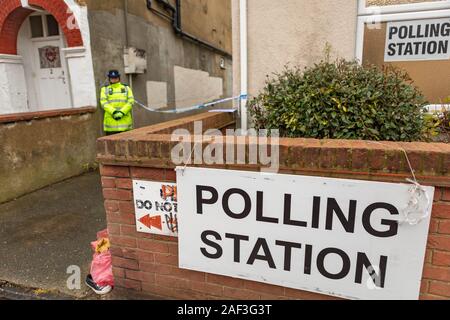 Westcliff on Sea, UK. 12th Dec, 2019. A Police officer stands by a taped off alley way, scene of a murder, next to the Westcliff Free Church Polling Station. Police were called at approximately 4.30am this morning to reports of a disturbance at an address in Tintern Avenue, Westcliff. Penelope Barritt/Alamy Live news. Stock Photo