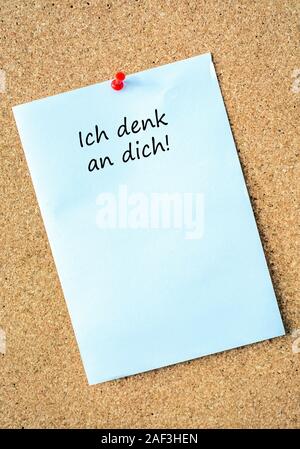 Note on the pin board with the german words "I think of you" Stock Photo