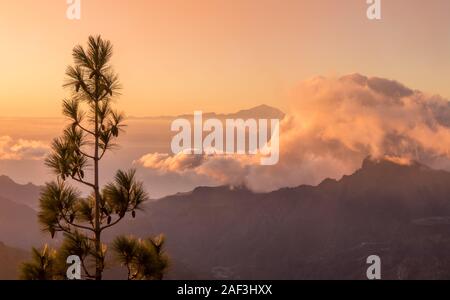 Powerful sunset from el Roque Nublo, on the top of Gran Canaria, that let us see the highest volcano on the next of the Canary Islands Stock Photo