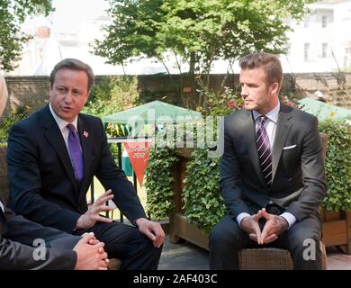 David Beckham meeting the Prime Minister David Cameron and chief exec of U.N.I.C.E.F. Anitta Tiessen in Downing Street. Stock Photo