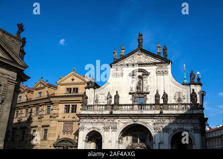 Die Kreuzherrenkirche ist ein Kirchengebäude in der tschechischen Hauptstadt Prag und gehört zur Prager Altstadt. Stock Photo