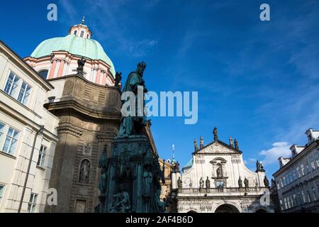 Die Kreuzherrenkirche ist ein Kirchengebäude in der tschechischen Hauptstadt Prag und gehört zur Prager Altstadt. Stock Photo