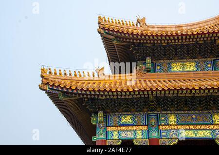 Detail with dragon sculptures and embellished paintings, of the roof on the hall of Supreme Harmony in the Forbidden City, Beijing, China Stock Photo