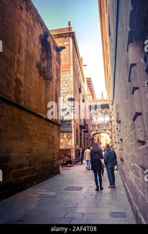 Bridge at Carrer del Bisbe in Barri Gotic, Barcelona, Spain Stock Photo