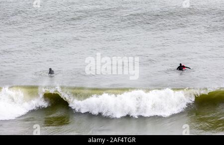 surfers in the surf at Turtle Cove, Montauk Stock Photo