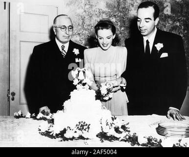 Wedding of JUDY GARLAND and Director VINCENTE MINNELLI with MGM Head LOUIS B. MAYER on 15th June 1945 Metro Goldwyn Mayer Publicity Photo Stock Photo