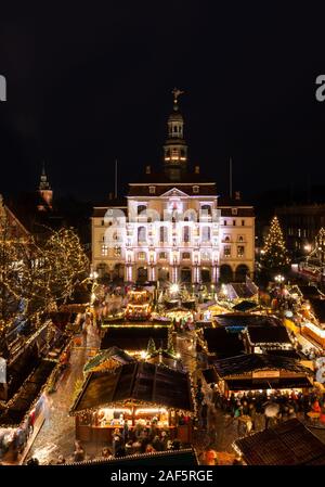 11 December 2019, Lower Saxony, Lüneburg: Visitors walk over the Christmas market in front of the town hall. (to dpa 'Mustard trick and tree theft: Crime scene Christmas market') Photo: Philipp Schulze/dpa Stock Photo