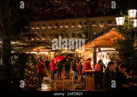 11 December 2019, Lower Saxony, Lüneburg: Visitors walk over the Christmas market in front of the town hall. Photo: Philipp Schulze/dpa Stock Photo