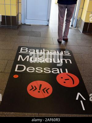 Dessau, Germany. 22nd Oct, 2019. A passenger walks to the Bauhaus Museum Dessau at Dessau main station behind a signpost on the ground. Credit: Waltraud Grubitzsch/dpa-Zentralbild/ZB/dpa/Alamy Live News Stock Photo