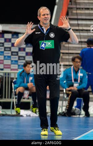 Kumamoto, Japan. 13th Dec, 2019. Handball, women: WM 2019, game for place 7, 9th matchday, Germany - Sweden. Henk Gröner, coach of Germany. Credit: Marco Wolf/wolf-sportfoto/dpa/Alamy Live News Stock Photo