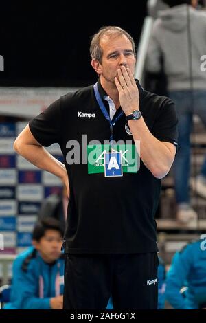 Kumamoto, Japan. 13th Dec, 2019. Handball, women: WM 2019, game for place 7, 9th matchday, Germany - Sweden. Henk Gröner, coach of Germany. Credit: Marco Wolf/wolf-sportfoto/dpa/Alamy Live News Stock Photo