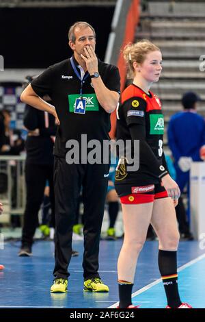 Kumamoto, Japan. 13th Dec, 2019. Handball, women: WM 2019, game for place 7, 9th matchday, Germany - Sweden. Trainer Henk Gröner (Germany) and Amelie Berger (Germany) Credit: Marco Wolf/wolf-sportfoto/dpa/Alamy Live News Stock Photo