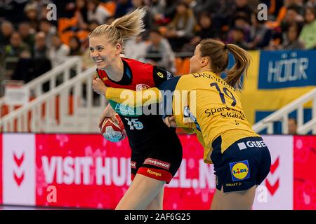 Kumamoto, Japan. 13th Dec, 2019. Handball, women: WM 2019, game for place 7, 9th matchday, Germany - Sweden. Kim Naidzinavicius (Germany) and Anna Lagerquist (Sweden). Credit: Marco Wolf/wolf-sportfoto/dpa/Alamy Live News Stock Photo