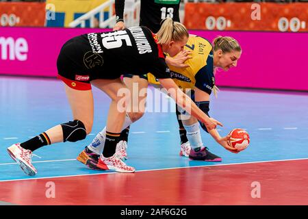 Kumamoto, Japan. 13th Dec, 2019. Handball, women: WM 2019, game for place 7, 9th matchday, Germany - Sweden. Kim Naidzinavicius (Germany) and Linn Blohm (Sweden). Credit: Marco Wolf/wolf-sportfoto/dpa/Alamy Live News Stock Photo