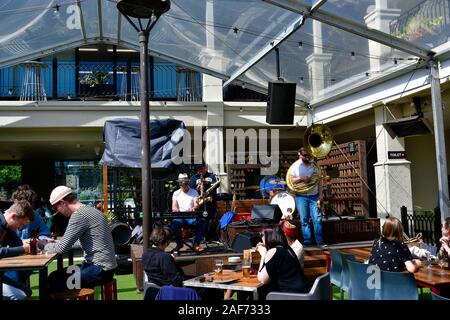 Melbourne, VIC, Australia - November 04, 2017: Unidentified people and band in public Republica pub, preferred meeting place for drink and music at St Stock Photo