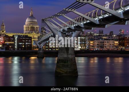 Millennium Bridge over the River Thames looking towards St Pau'ls Cathedral Stock Photo
