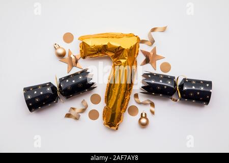 Christmas countdown. Gold number 7 with festive cristmas cracker decorations Stock Photo