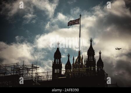 London, UK. 13 December, 2019: The Palace of Westminster is enclosed in scaffolding after Britain returned to the polls for the third general elections since 2015, giving the Conservative a landslide victory to put an end on disagreements over the country's departure from the EU. Credit: Matthias Oesterle/Alamy Live News Stock Photo