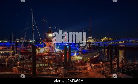 Hamburger Hafen bei Nacht / Hamburg harbor at night. Stock Photo
