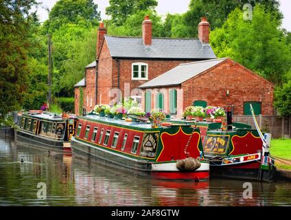 Narrowboats moored in Saltisford Arm of the Grand Union Canal near Warwick Stock Photo
