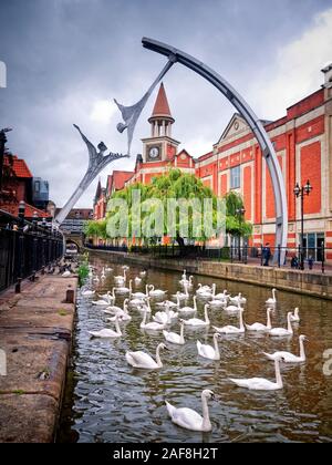 Sculptur and Swans on the River Witham in Lincoln Stock Photo