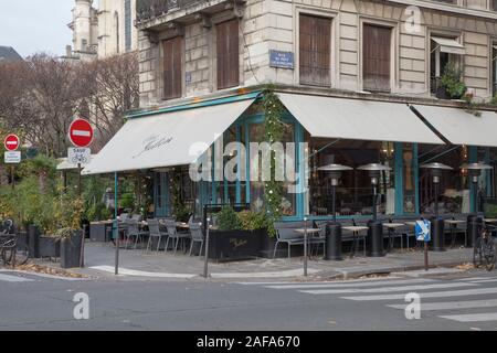 Chez Julien is a chic bistro serving fine French cooking near Pont Louis-Philippe on the bank of the River Seine in Paris Stock Photo