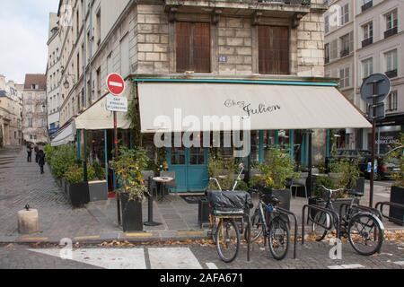 Chez Julien is a chic bistro serving fine French cooking near Pont Louis-Philippe on the bank of the River Seine in Paris Stock Photo