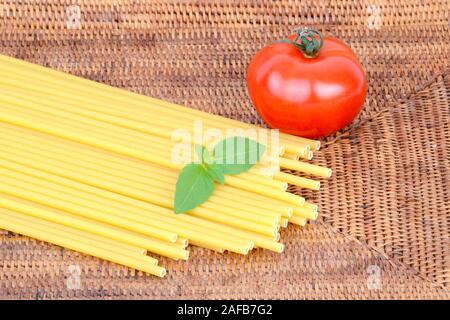 italienische Pasta, Maccheroncini, Maccaroni , Teigwaren , Nudeln, Tomate, Basilikum Stock Photo