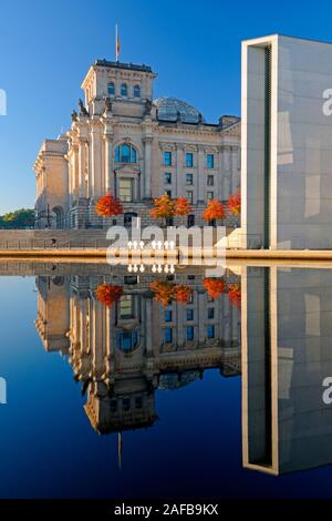 Reichstag und  Paul-Löbe-Haus  spiegeln sich im Herbst bei Sonnenaufgang in der Spree,  Berlin, Deutschland, Europa, oeffentlicher Grund Stock Photo