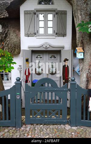 kunstvoll gestalteter Eingang in ein altes Friesenhaus, Reetdachhaus,  Keitum, Sylt, nordfriesische Inseln, Nordfriesland, Schleswig-Holstein, Deutsch Stock Photo