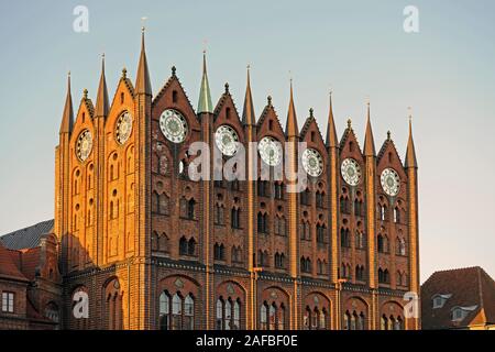 Fassade des Rathaus Stralsund am Morgen,  Altstadt, alter Markt,  Unesco Weltkulturerbe, Mecklenburg Vorpommern, Deutschland, Europa , oeffentlicher G Stock Photo