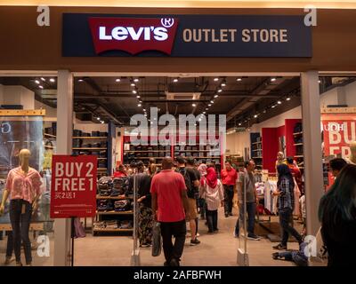 Mitsui center , Kuala Lumpur , Malaysia - November 2019 : Levi's outlet  store entrance in modern shopping mall people shopping Stock Photo - Alamy