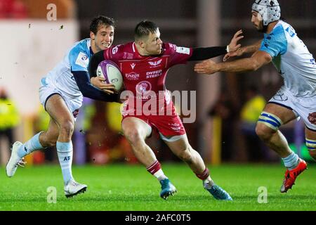 Llanelli, UK. 14th Dec, 2019. Scarlets winger Steff Evans on the attack in the Scarlets v Bayonne Challenge Cup Rugby Match. Credit: Gruffydd Ll. Thomas/Alamy Live News Stock Photo