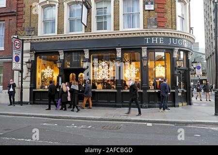 Outside view of The Jugged Hare pub near the Barbican Centre on corner of Silk Street and Chiswell Street in The City of London UK  KATHY DEWITT Stock Photo