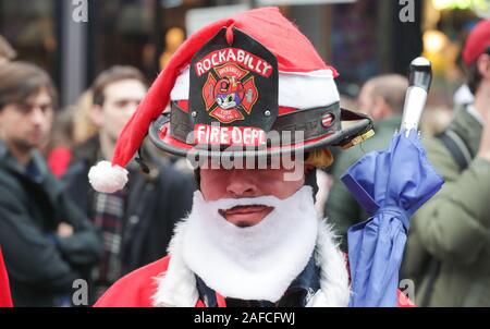 New York, NY, USA. 14th Dec, 2019. Midtown, New York, USA, December 14, 2019 - Thousands of People Dressed in Santa Claus, Reindeer, Elves and Grinch Participate on the 2019 Santacon Festival Today in New York City. Photo: Luiz Rampelotto/EuropaNewswire.PHOTO CREDIT MANDATORY. Credit: Luiz Rampelotto/ZUMA Wire/Alamy Live News Stock Photo