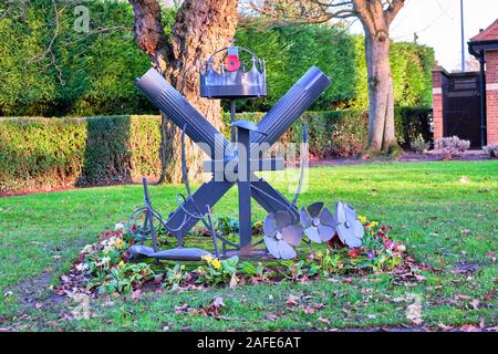 1st World War Memorial to the Machine Gun Corps in Wyndham Park, Grantham, Lincolnshire consisting of crossed Vickers Machine Guns metal crown poppies Stock Photo