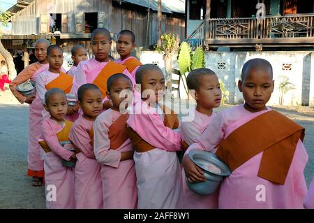 Weibliche Novizen in Myanmar / Burma Stock Photo