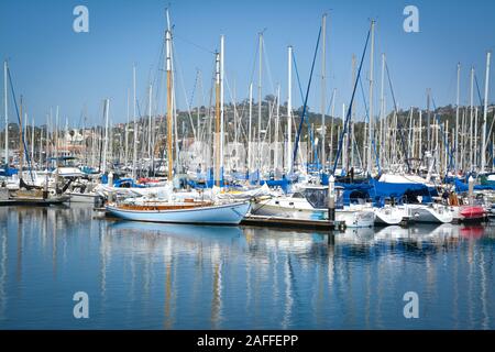 A picturesque view of moored sailboats against the backdrop of the Santa Ynez Mountains at the Santa Barbara Harbor, Santa Barbara, CA, USA Stock Photo