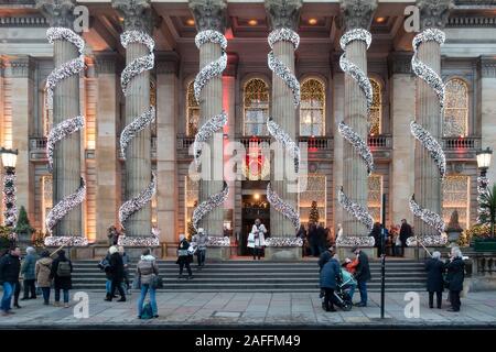 People outside the front of The Dome, a Bar-Restaurant in George St in the centre of Edinburgh. The columns aredecorated with swathes of fairy lights Stock Photo