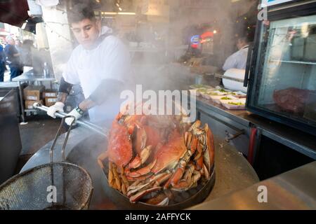 A cook takes freshly prepared Dungeness crabs out of boiling water at a restaurant in San Francisco, California, United States on December 15, 2019. Commercial crab season south of Mendocino County has opened at 12:01 a.m. Sunday, December 15, 2019, according to the California Department of Fish and Wildlife. A health advisory that had been issued for Dungeness crabs caught recreationally between Shelter Cove and Point Arena, due to high amounts of domoic acid, was lifted the previous day by the California Department of Public Health. (Photo by Yichuan Cao/Sipa USA) Stock Photo