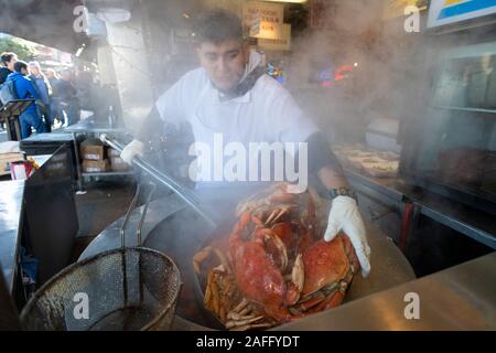 A cook takes freshly prepared Dungeness crabs out of boiling water at a restaurant in San Francisco, California, United States on December 15, 2019. Commercial crab season south of Mendocino County has opened at 12:01 a.m. Sunday, December 15, 2019, according to the California Department of Fish and Wildlife. A health advisory that had been issued for Dungeness crabs caught recreationally between Shelter Cove and Point Arena, due to high amounts of domoic acid, was lifted the previous day by the California Department of Public Health. (Photo by Yichuan Cao/Sipa USA) Stock Photo