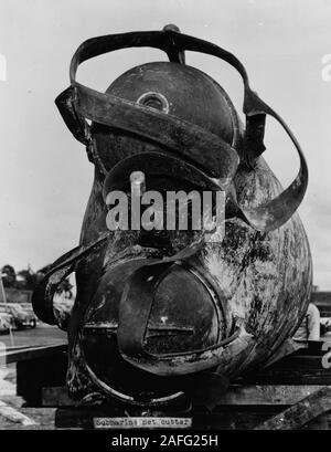 Japanese Type A midget submarine - Annotated photograph of the submarine's bow, showing her two torpedo tubes (with noses of 45cm Type 97 torpedoes visible) and damaged anti-submarine net cutter, taken after salvage by U.S. forces, December 1941. HA-19 had grounded on 7 December 1941, following unsuccessful attempts to enter Pearl Harbor during the Japanese attack.  Copied in 1980 from Commander Submarine Squadron Four report, Serial 0570, of 26 December 1941 Stock Photo