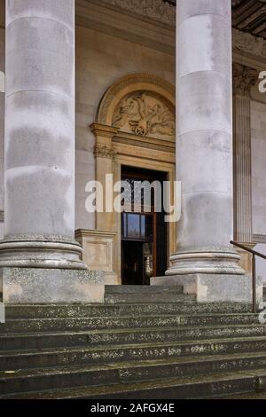 Steps leading up to the Fitzwilliam Museum and entrance door Stock Photo