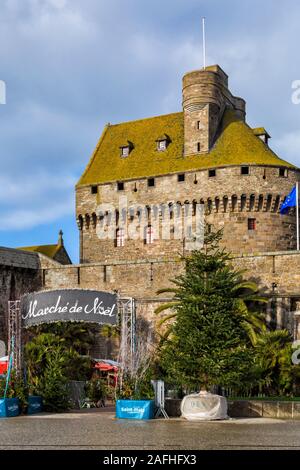 Christmas market entrance with castle of Duchess Anne of Brittany behind at St Malo, Saint Malo, Brittany, France in December Stock Photo