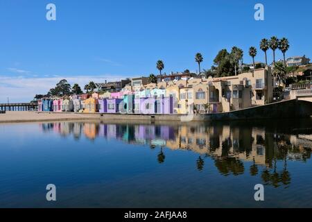 The colourful houses of the Venetian Hotel on the beach of Capitola Beach, Capitola, Kalifornien, USA Stock Photo