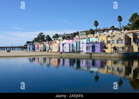 The colourful houses of the Venetian Hotel on the beach of Capitola Beach, Capitola, Kalifornien, USA Stock Photo